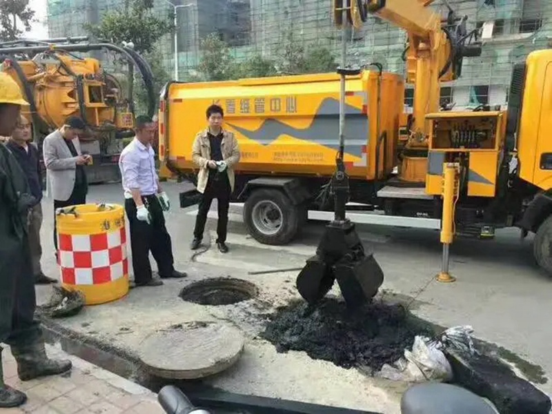 禅城街道：网格员化身“清道夫”，为民解忧疏通“堵心”化粪池